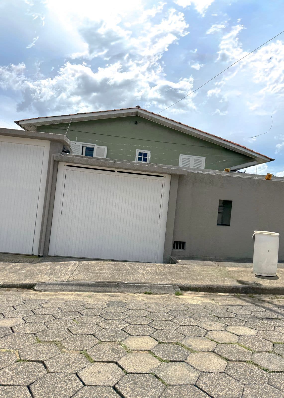 Casa de 475m² de área construída com piscina e mobiliada