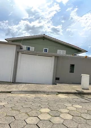 Casa de 475m² de área construída com piscina e mobiliada