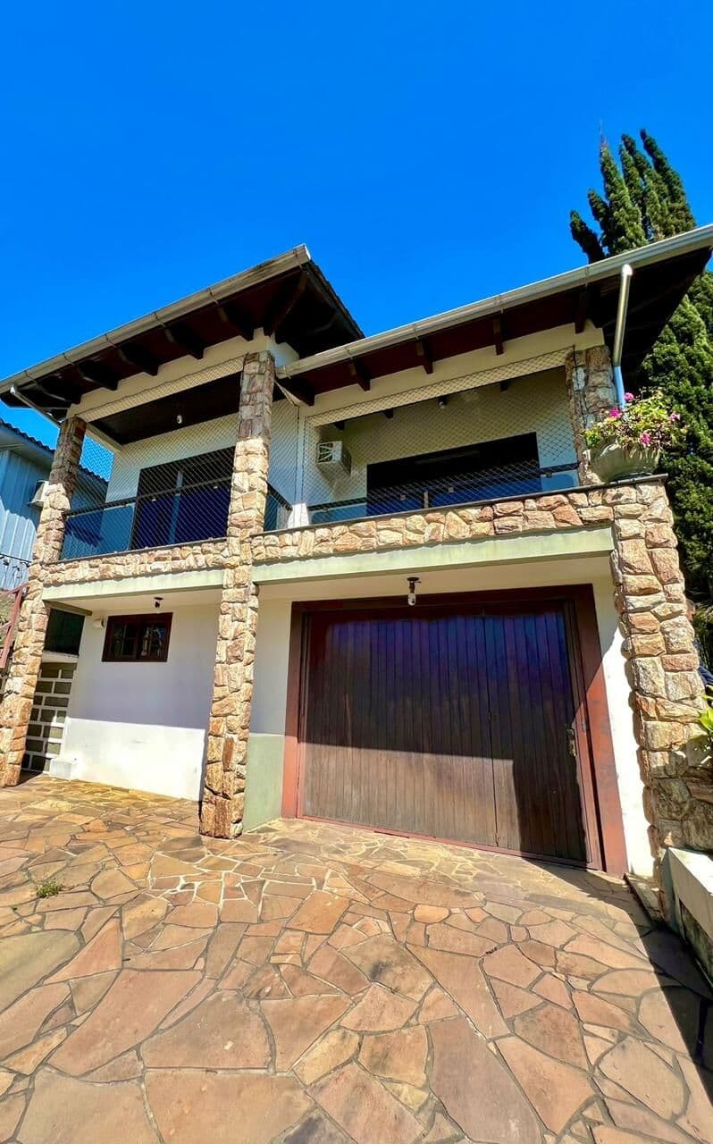 Casa de esquina com 03 quartos e 220 m² de construção