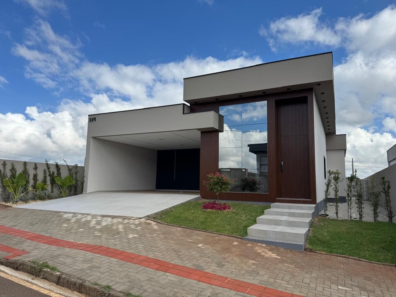Casa com 03 suítes sendo 02 demi e 01 master