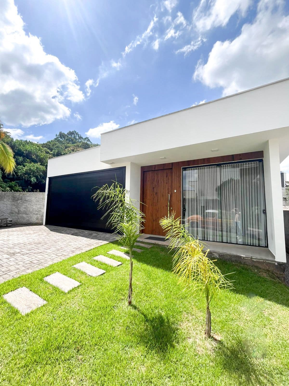 Casa moderna com estrutura completa e 03 quartos