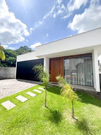 Casa moderna com estrutura completa e 03 quartos