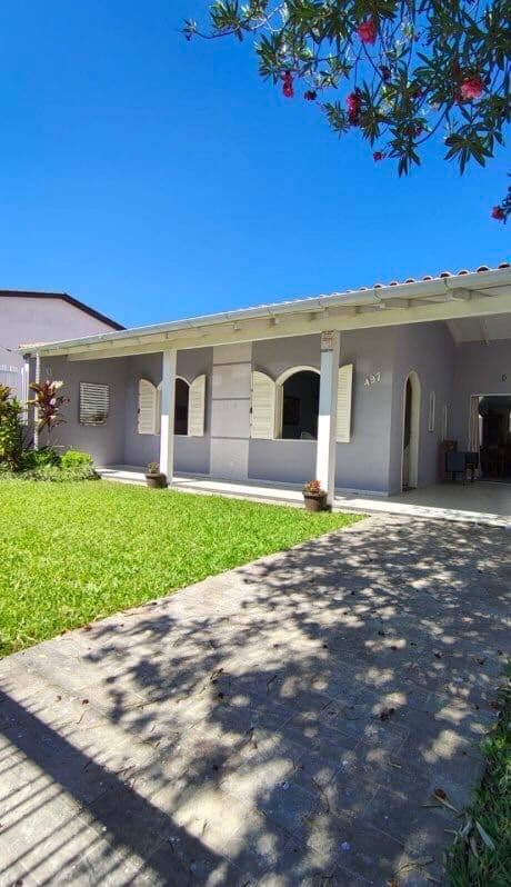 Casa completa com 03 dormitórios a poucos minutos do mar