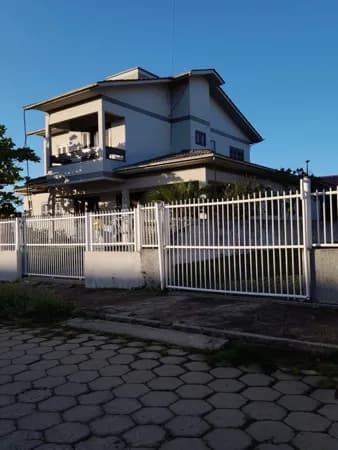 Casa de dois andares com 04 dormitórios em terreno de 300 m²