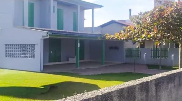 Casa Grande com 06 quartos e 06 banheiros e terreno de 576m²