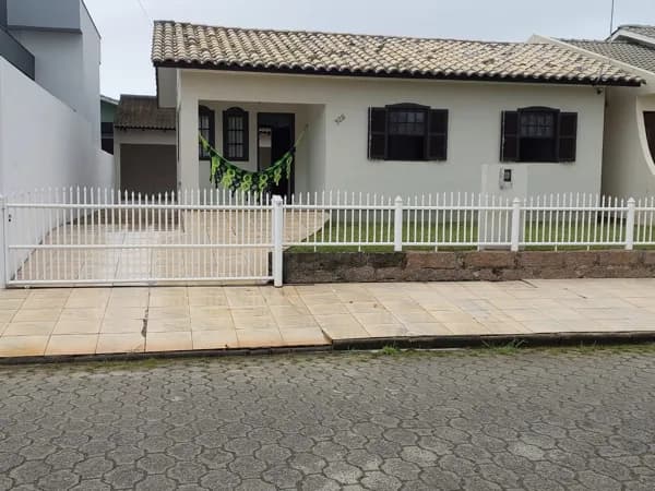 Casa com 03 dormitórios, edícula e garagem coberta
