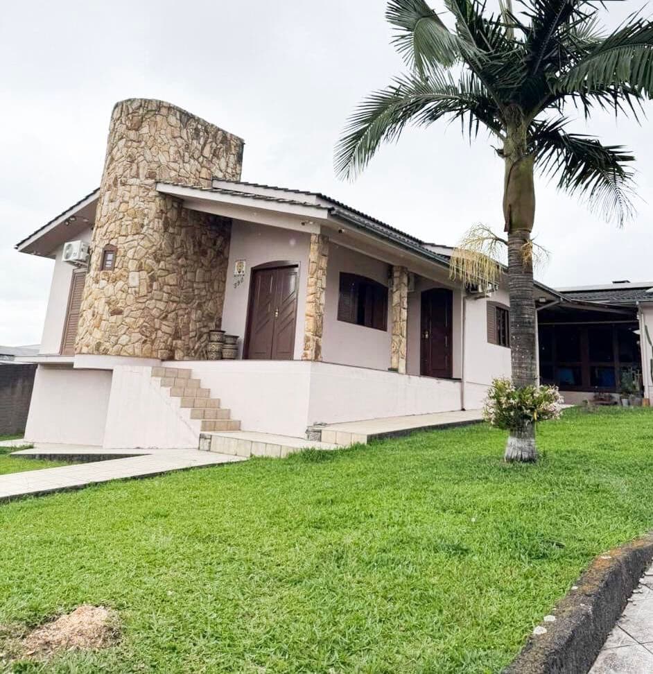 Casa no bairro Brasília com 03 quartos sendo 01 suíte, edícula e energia solar, terreno de 1.013 m²