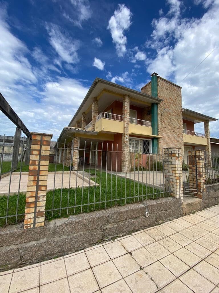 Casa grande com 05 quartos sendo 03 suítes em terreno de 600 m²