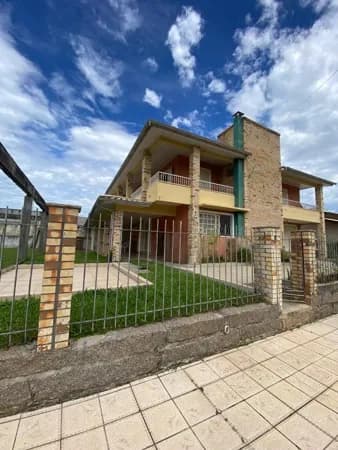 Casa grande com 05 quartos sendo 03 suítes em terreno de 600 m²