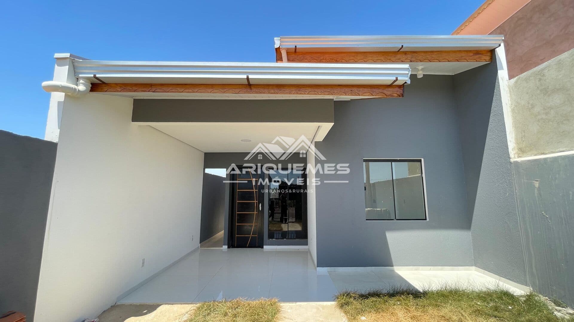 Casa Nova com 2 Quartos e Design Moderno