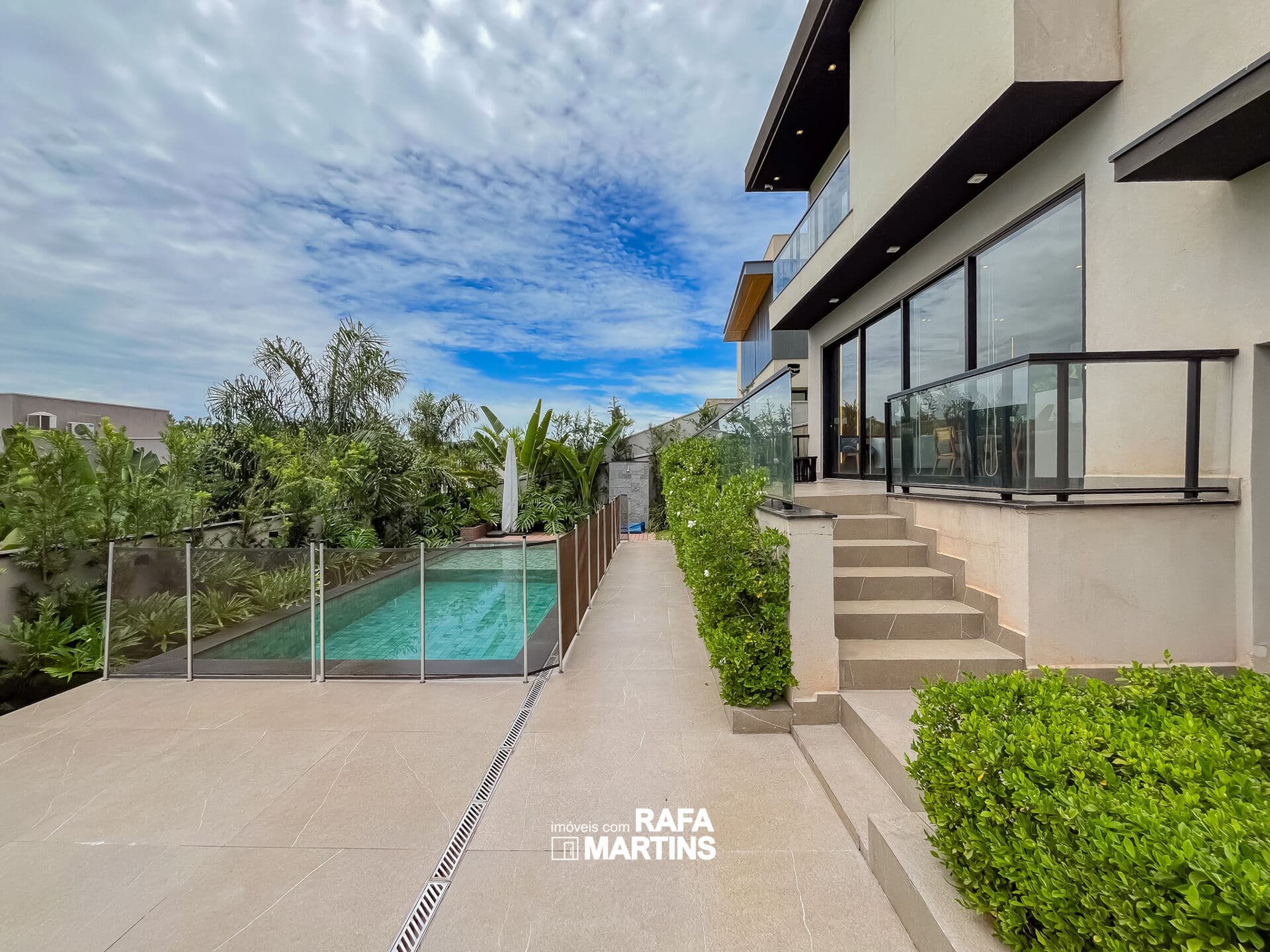 Sobrado Alphaville - 3 Suítes - Completo - R$ 3.260.000,00
