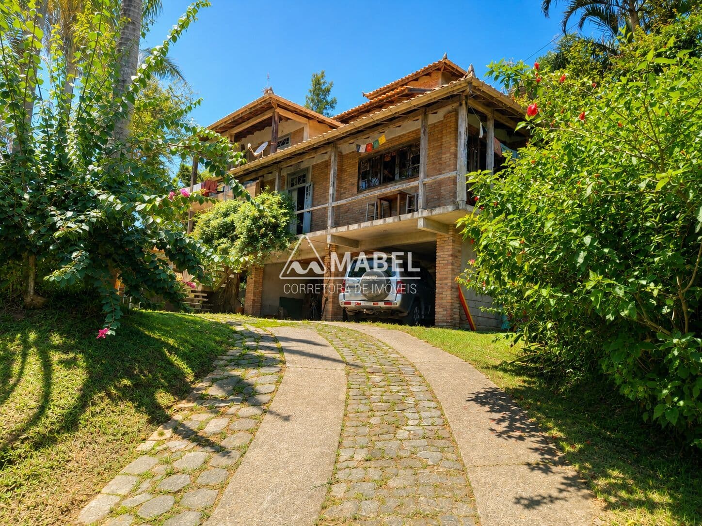 Casa próxima ao mar com 3 suítes em Garopaba/SC