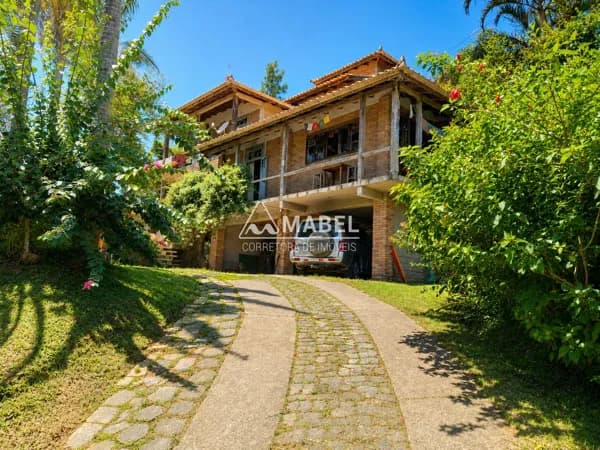 Casa próxima ao mar com 3 suítes em Garopaba/SC