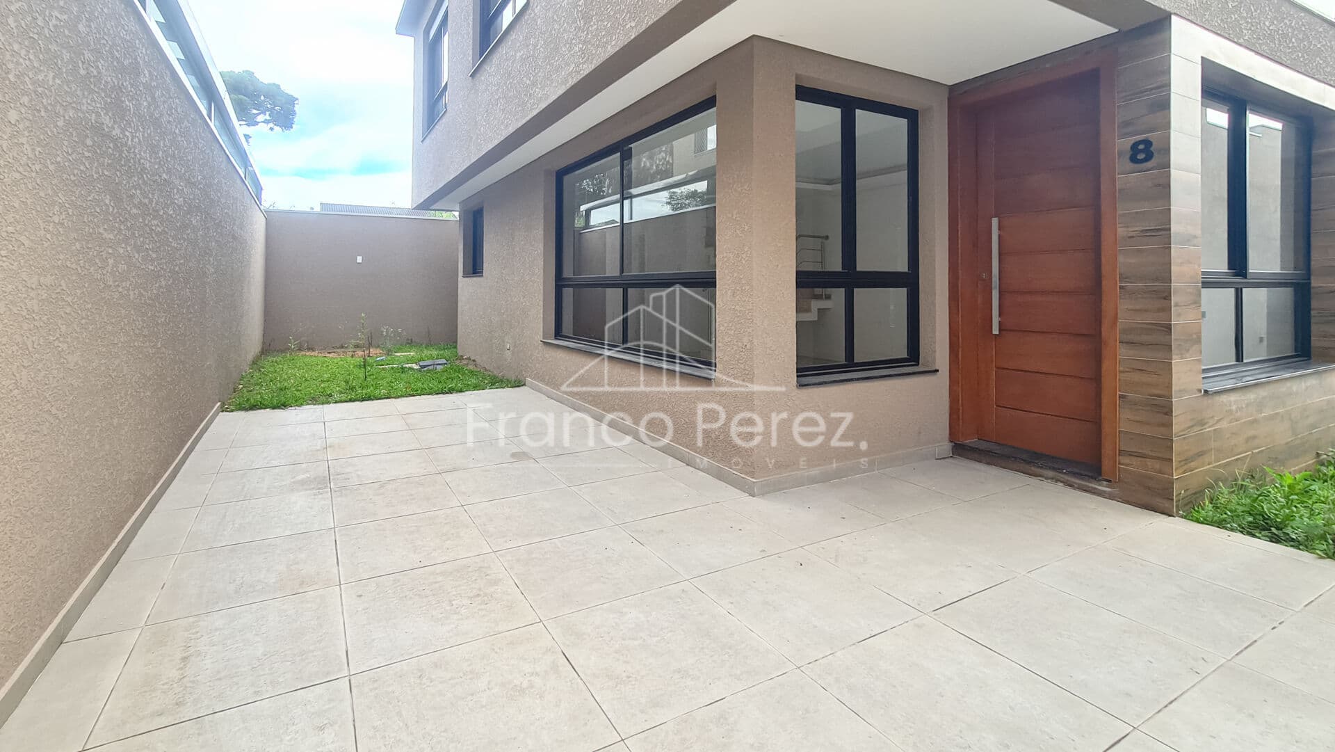 Sobrado à venda em condomínio no Tingui/Bacacheri | 3 quartos, ático com churrasqueira e 2 vagas