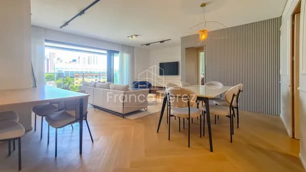 Apartamento no Cabral com 101m² | Living ampliado | 2 vagas | Portaria presencial 24h