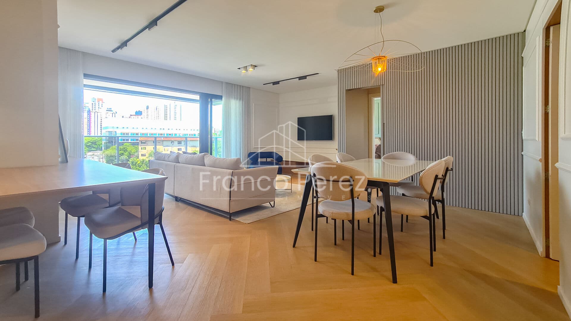Apartamento no Cabral com 101m² | Living ampliado | 2 vagas | Portaria presencial 24h