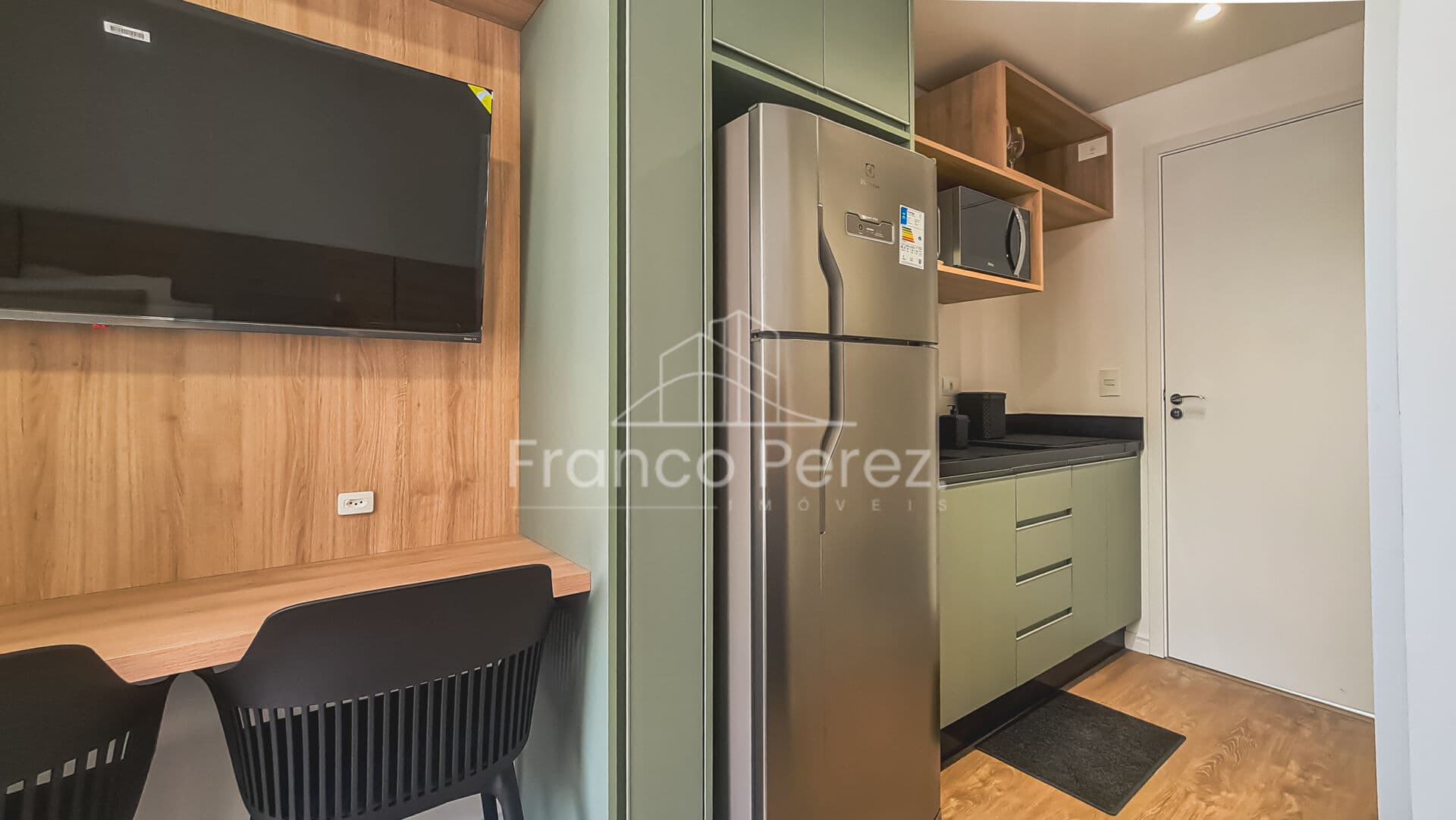 Studio mobiliado com varanda à venda no Centro de Curitiba
