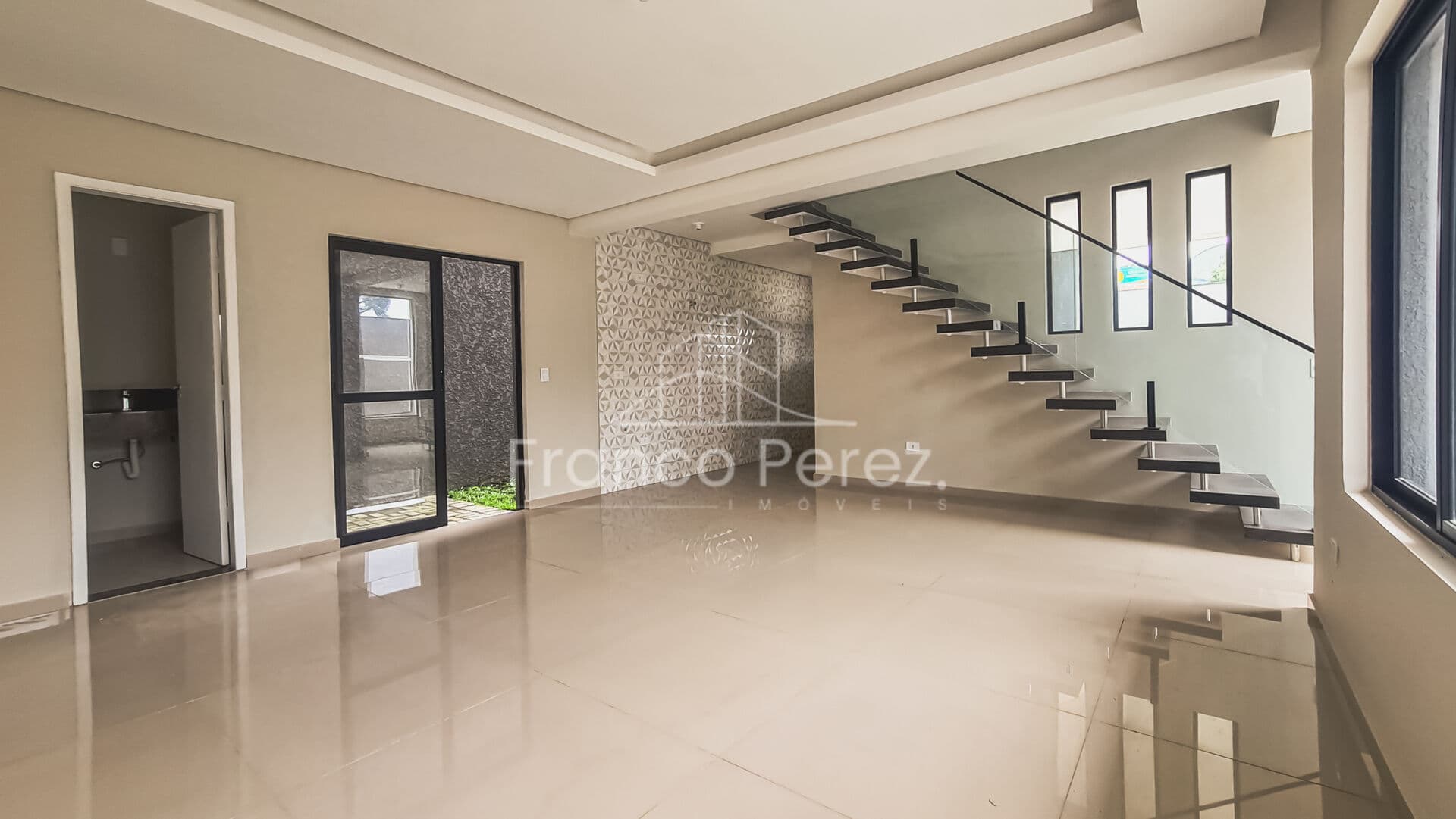 Sobrado novo em condomínio próximo ao Parque Bacacheri | 4 quartos