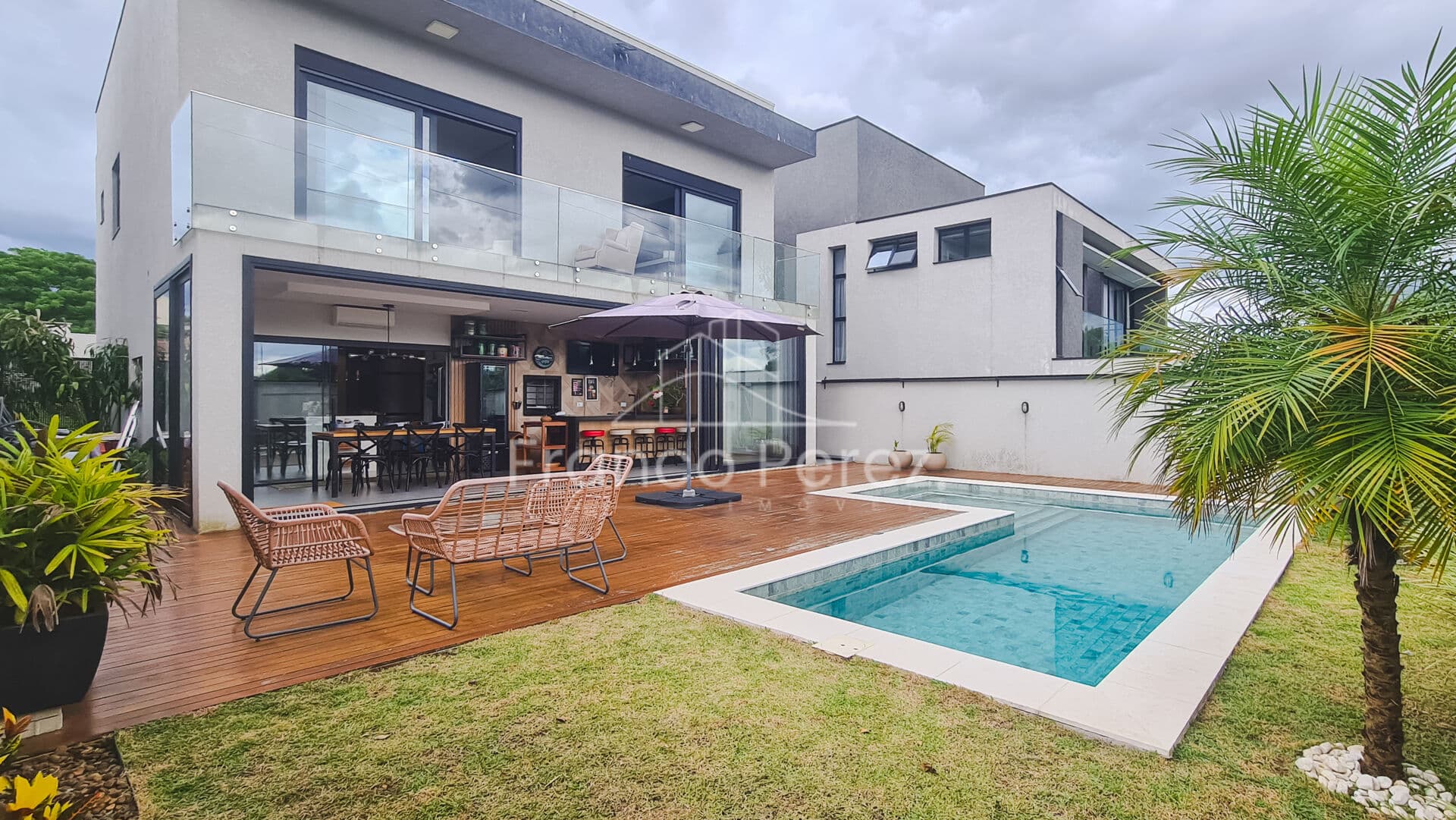 Casa Mobiliada em Condomínio, com 300m² Privativos, 3 suítes | Porteira Fechada
