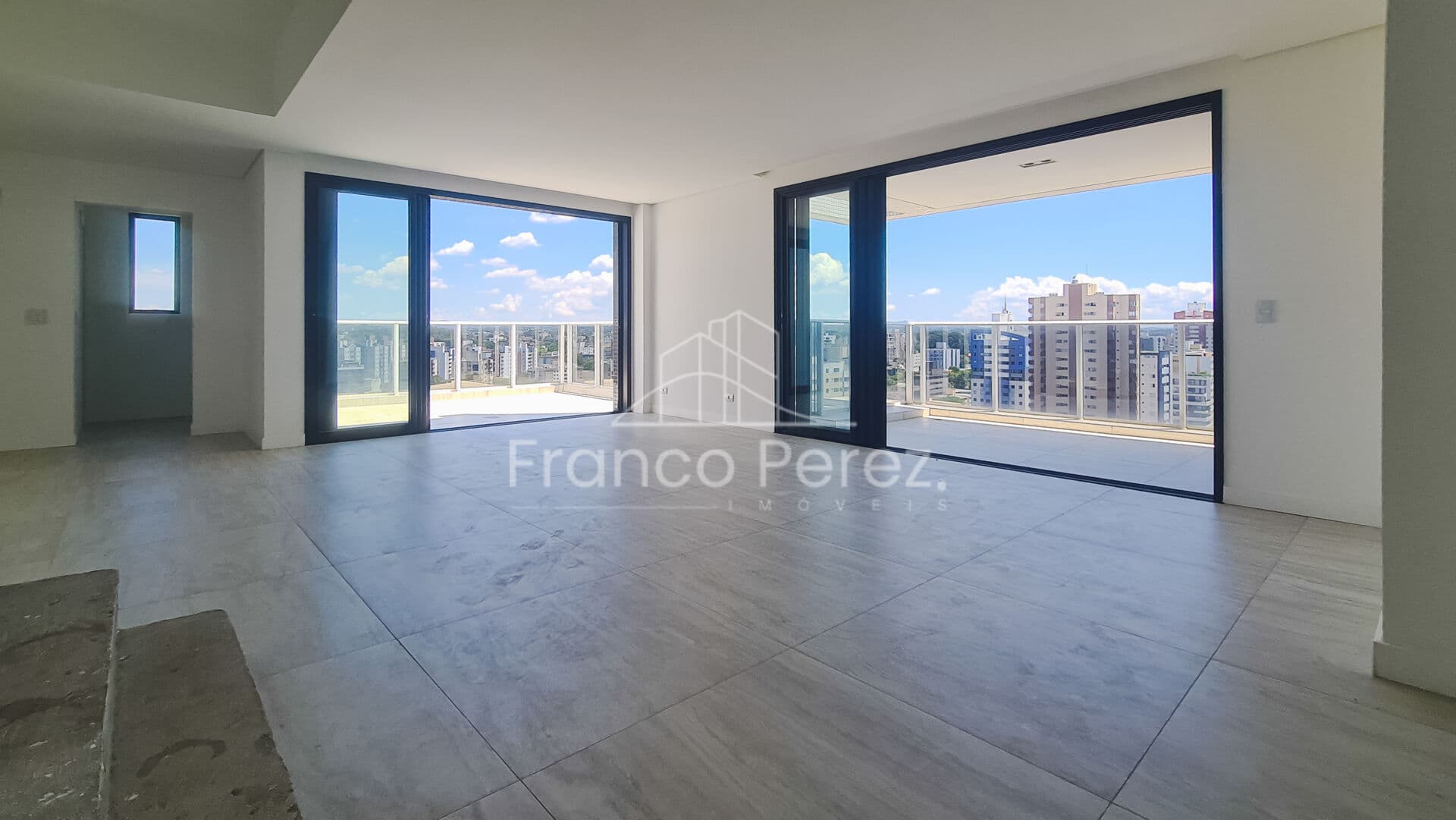 Cobertura Duplex com 193m², 3 Suítes e 3 Vagas de Garagem — Portaria 24h