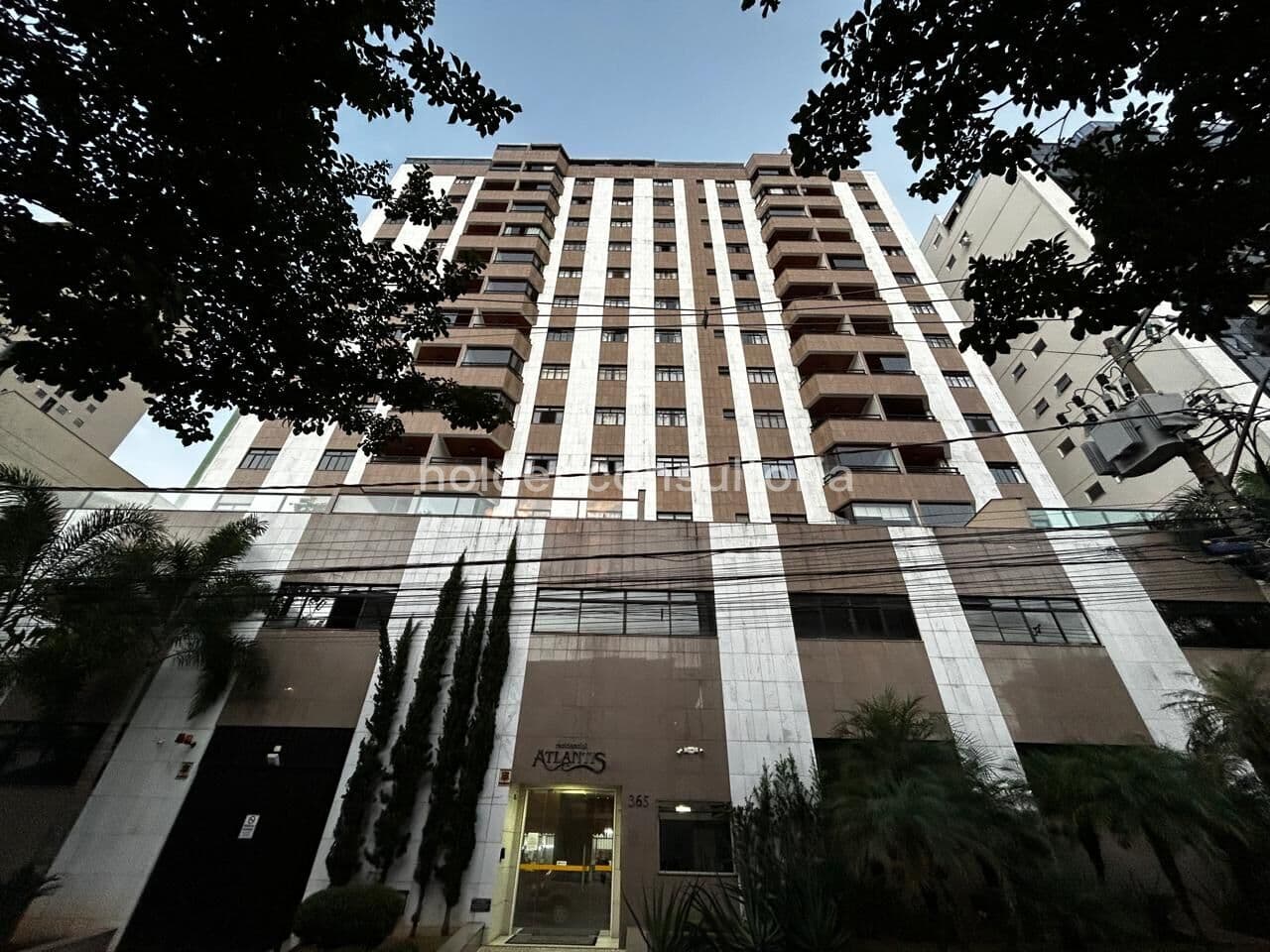 Acabamento impecável, todo montado, 2 vagas, de frente