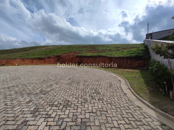 Terreno em Condomínio fechado, muito verde e sossego.