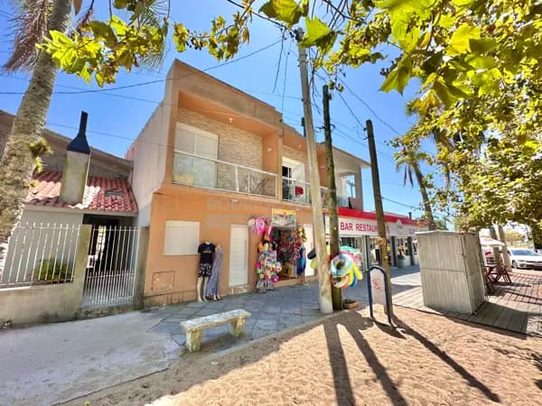 Sala comercial e apartamento
