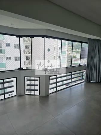 OPORTUNIDADE NO CENTRO DE FLORIANÓPOLIS – AMPLO, REFORMADO E PRONTO PARA MORAR!