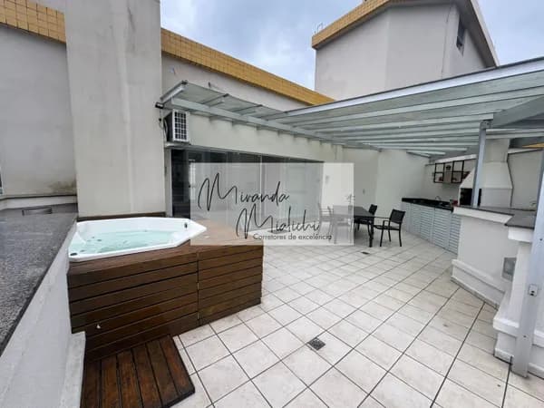 Cobertura com vista livre em localização privilegiada em Floripa