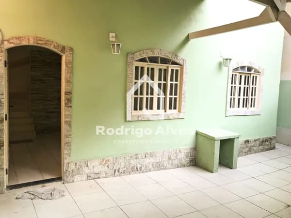Aluga-se esta belíssima casa duplex com 2 Quartos no Centro de São Gonçalo - Conforto e Praticidade!