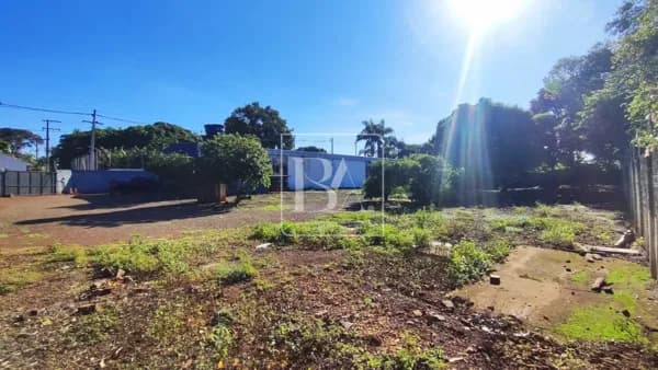 Área Residencial/Comercial com 2.500 m² com Barracão de 450 m² À VENDA EM FOZ DO IGUAÇU.