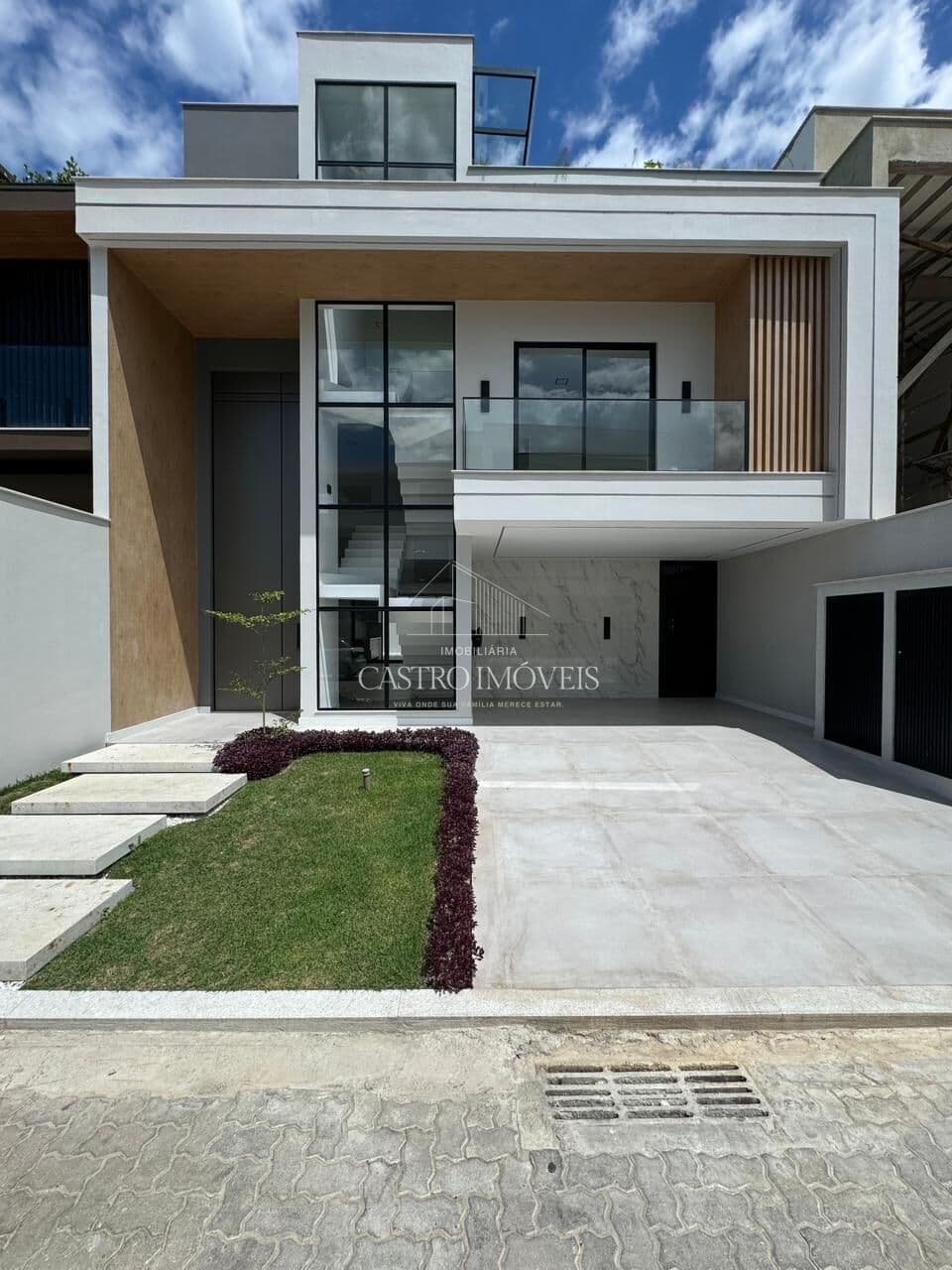 Casa Triplex de 4 suítes - 310m² - Condomínio Villa Blanca - Recreio dos Bandeirantes