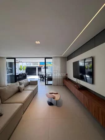 Casa Triplex de 320m² com 4 suítes no Recreio dos Bandeirantes