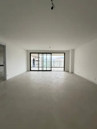 Apartamento incrível no Condomínio Concept – Barra da Tijuca 4 quartos + dependência completa.