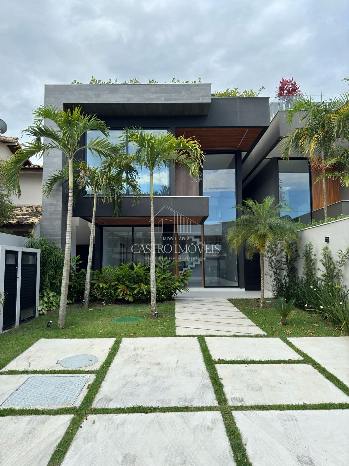Casa Triplex de 4 suítes - 360m² - Condomínio Interlagos de Itaúna