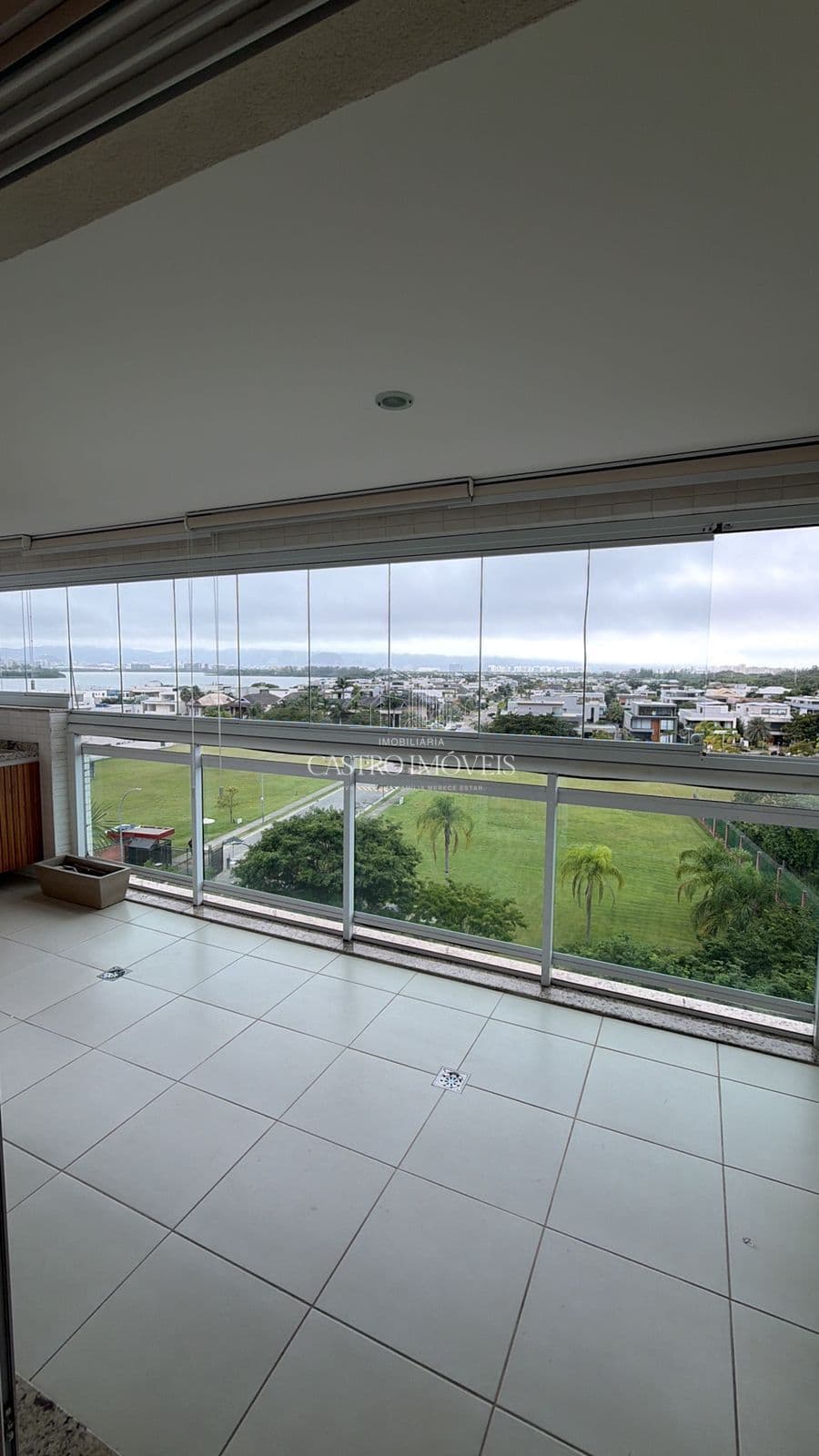 Apartamento de 2 suítes com armário - 81m² - Condomínio AlphaGreen - Barra da Tijuca