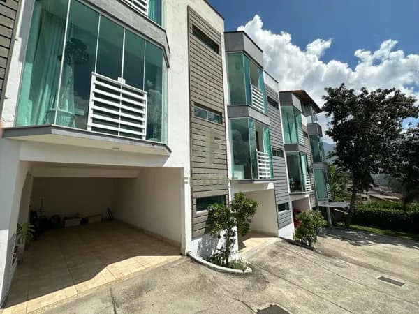 Casa com dois quartos a venda em Teresópolis-RJ.