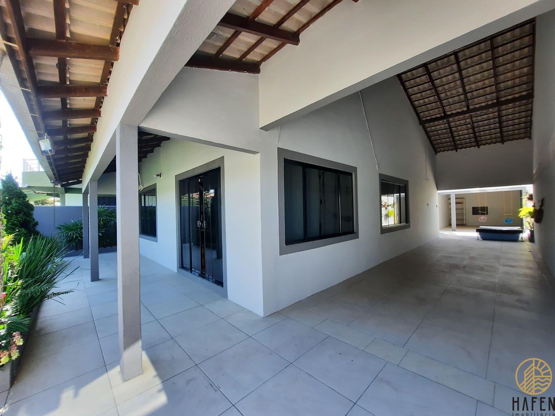 Casa mobiliada com 305m² construídos, à 100mts do mar no Centro de Navegantes/SC