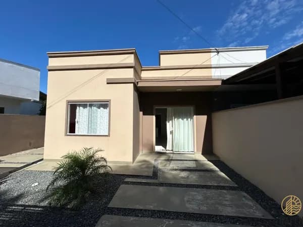 Casa geminada no Gravatá com amplo terreno.