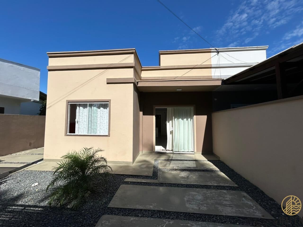 Casa geminada no Gravatá com amplo terreno.