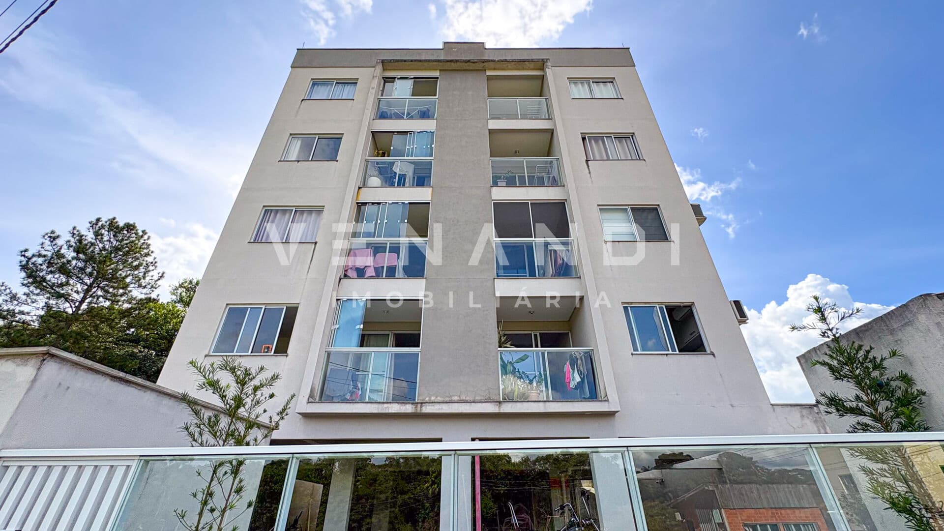 Apartamento Padrão / Semi-Mobiliado com 02 vagas garagem