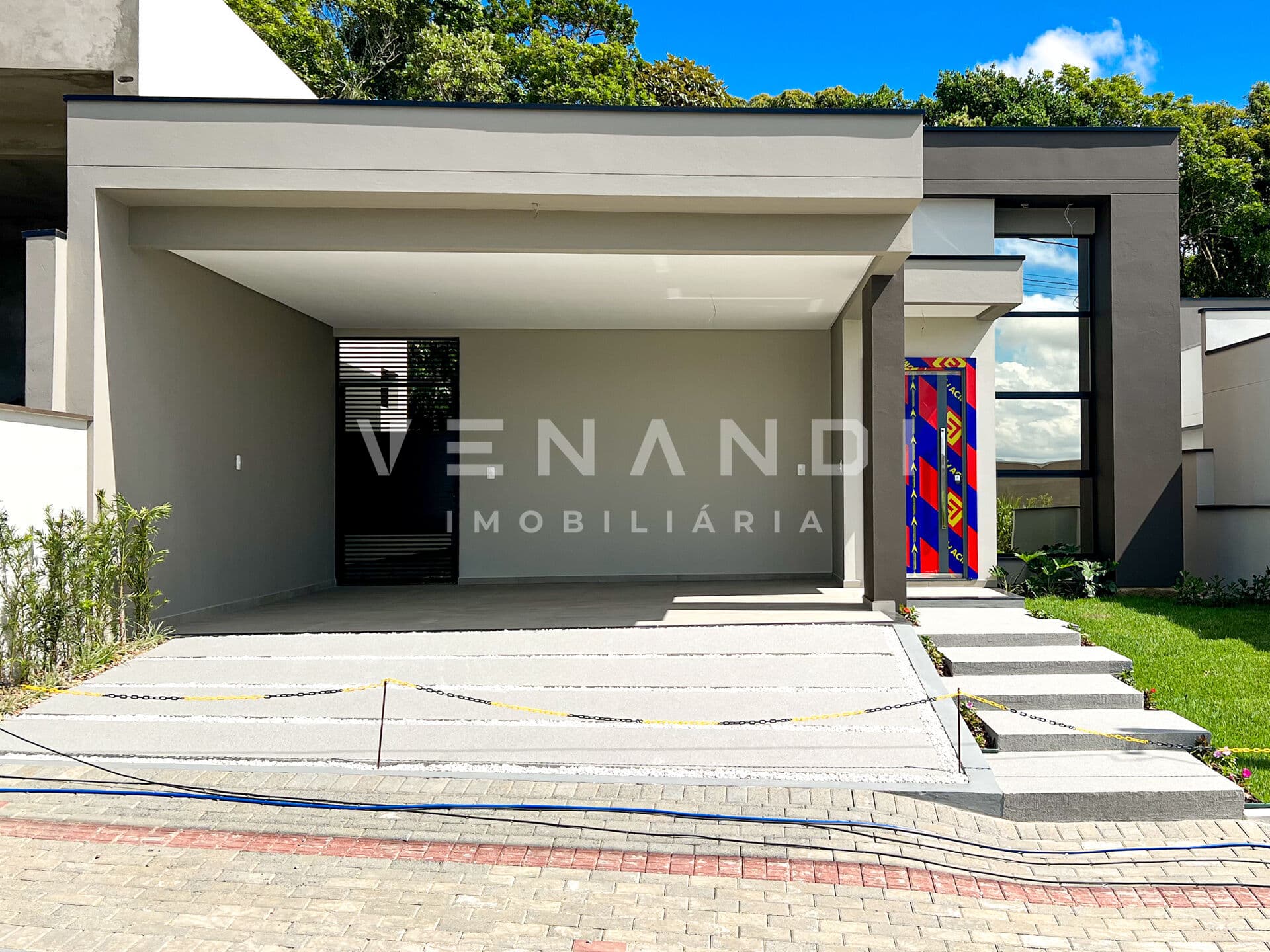 Casa térrea com alto padrão de acabamentos e fundos para área verde!