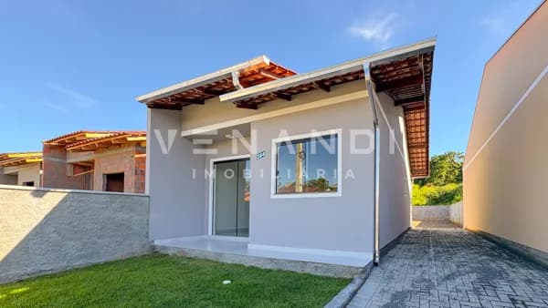 Casa Nova com 02 Quartos - Loteamento Parque Arapongas
