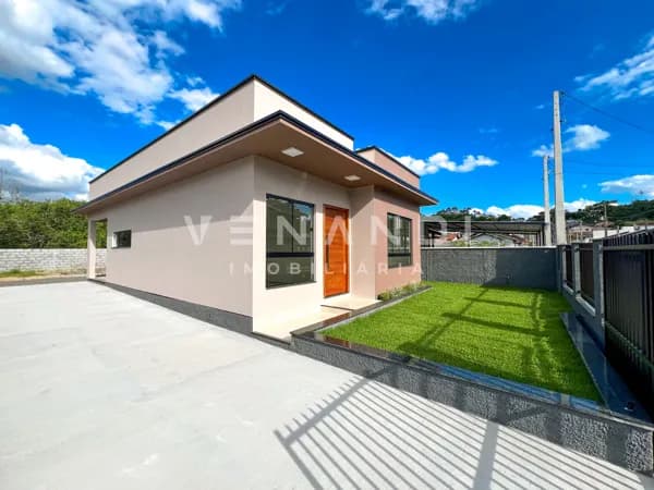 Casa térrea com amplo terreno e 03 quartos sendo 01 suíte!