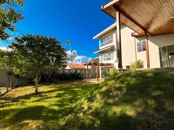 Casa de alto padrão semi mobiliada com lindo terreno nos fundos!