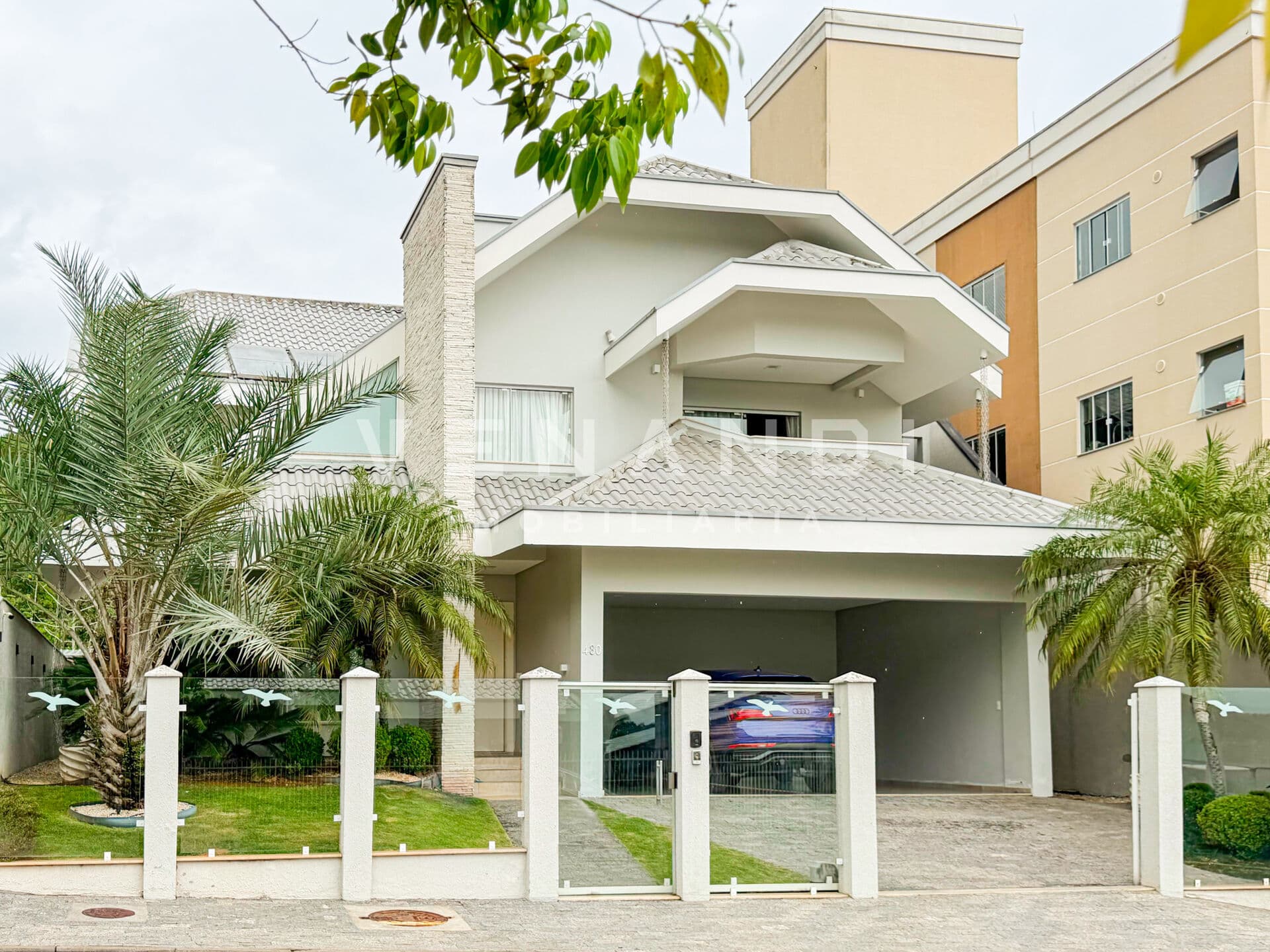 ALTO PADRÃO | Casa com 290 m² de área construída totalmente mobiliada