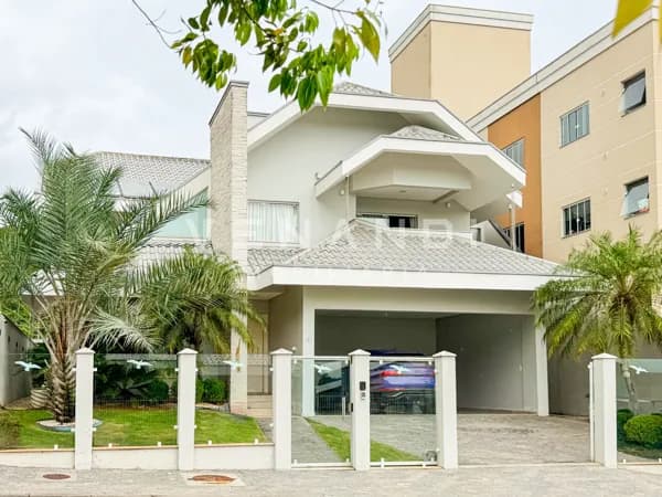 ALTO PADRÃO | Casa com 290 m² de área construída totalmente mobiliada