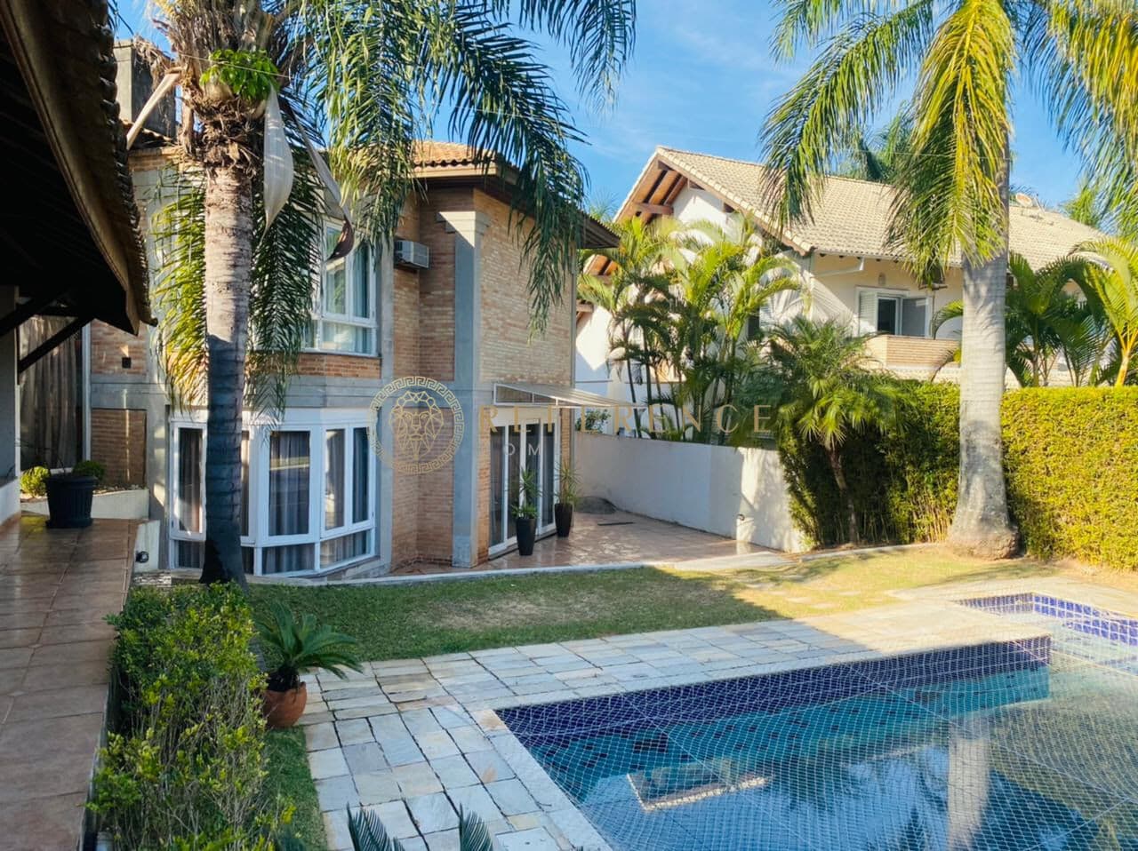 CASA DE LUXO À VENDA COM 900 m² DE TERRENO, 750 m² CONSTRUÍDOS, 4 SUÍTES E PISCINA – Tamboré/SP