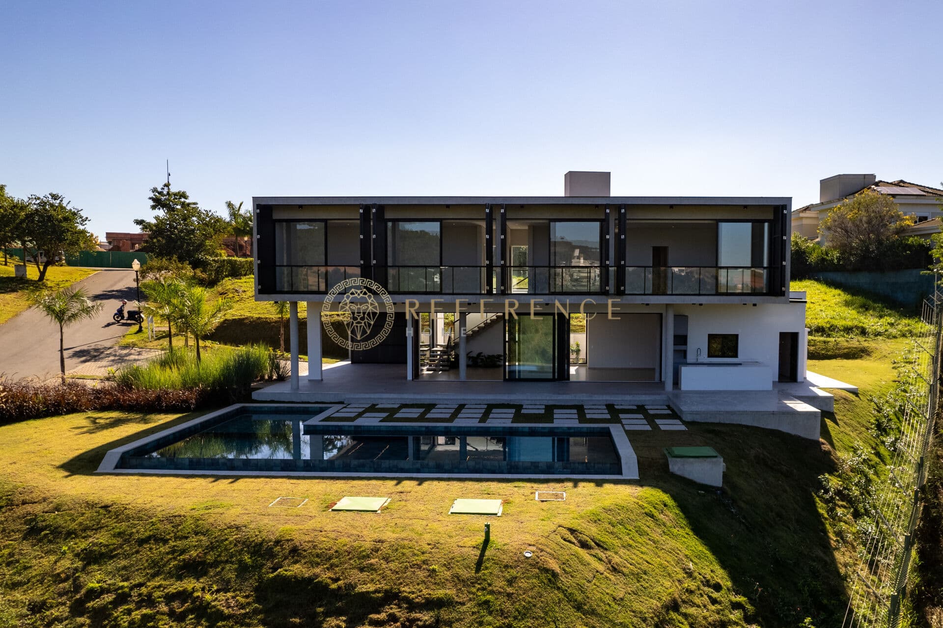 CASA NO CONDOMÍNIO FAZENDA SERRA AZUL | 504,73 M² CONSTRUÍDOS | 4 SUÍTES | PISCINA - JUNDIAÍ/SP
