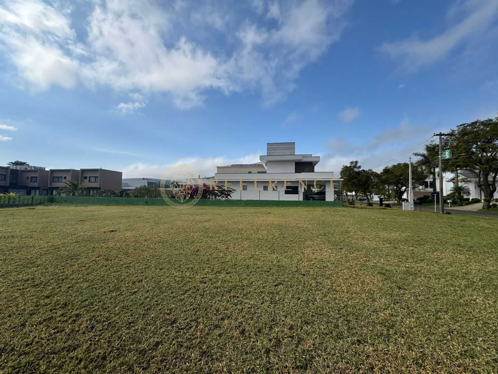 Terreno de Esquina com Projeto Aprovado 1.000 m² no Japy Golf Club – Pronto para Construir